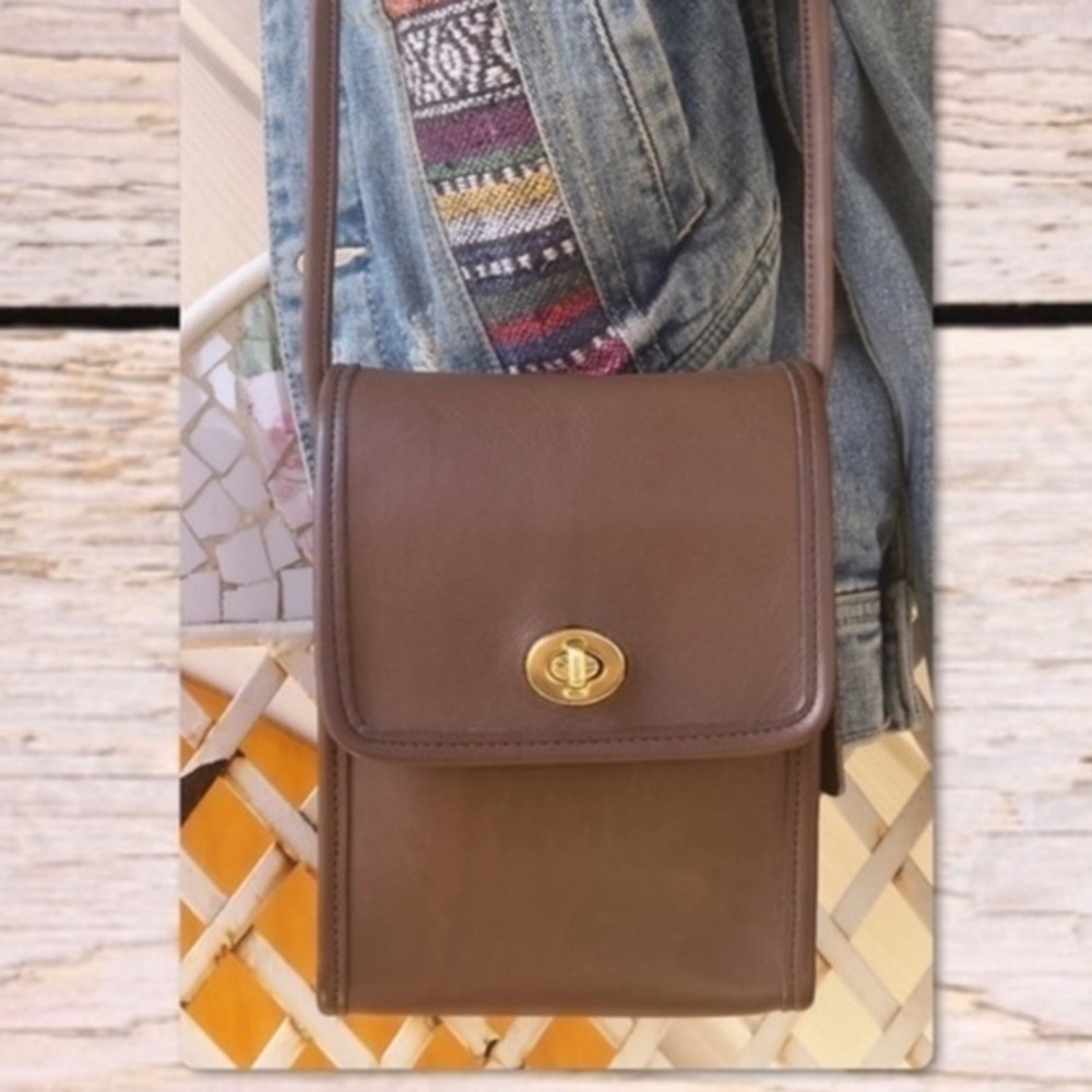 VINTAGE COACH TAUPE BROWN CROSSBODY SCOOTER CROSSBODY BAG
Style 9893